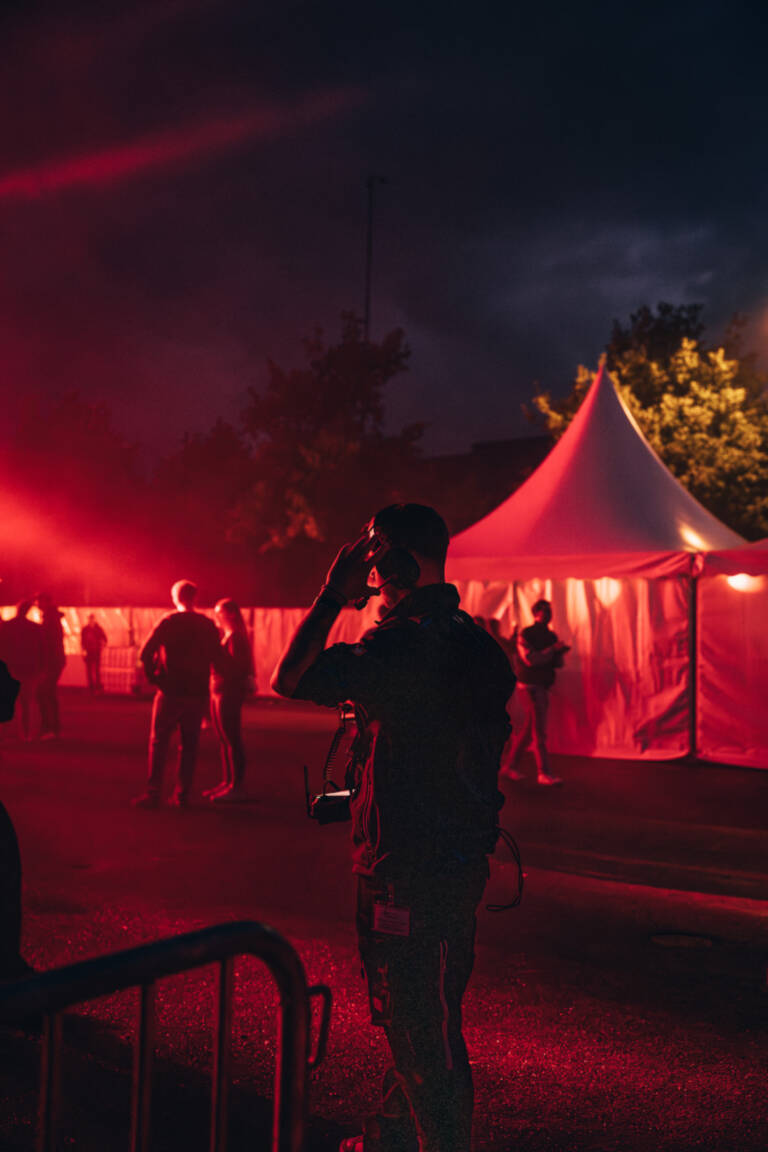 Christofer Raedler auf einem Festival im Dunklen